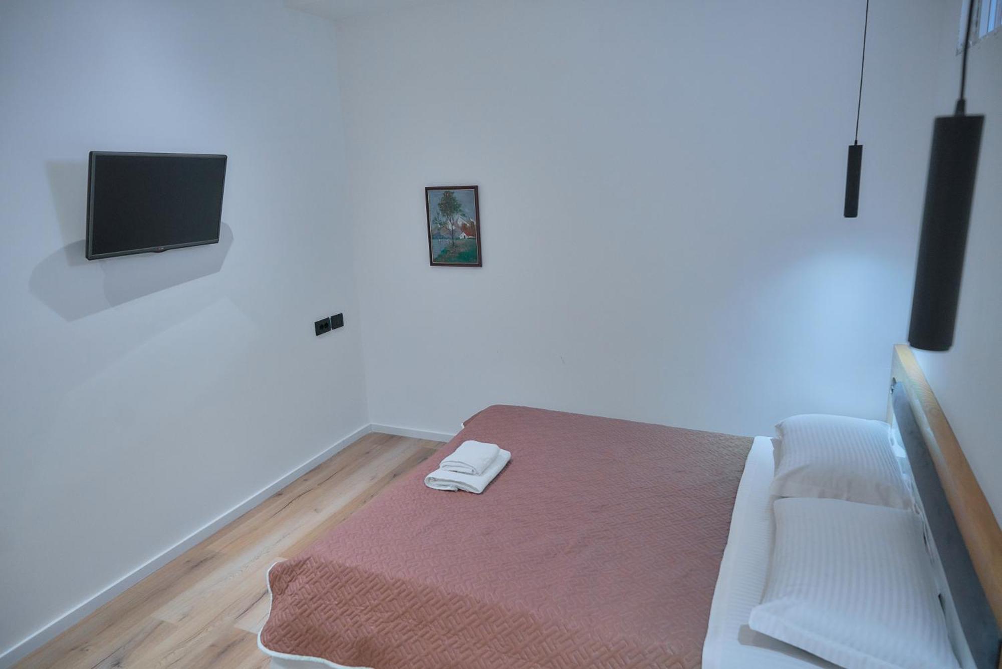Kalpazo Inn Tirana Buitenkant foto