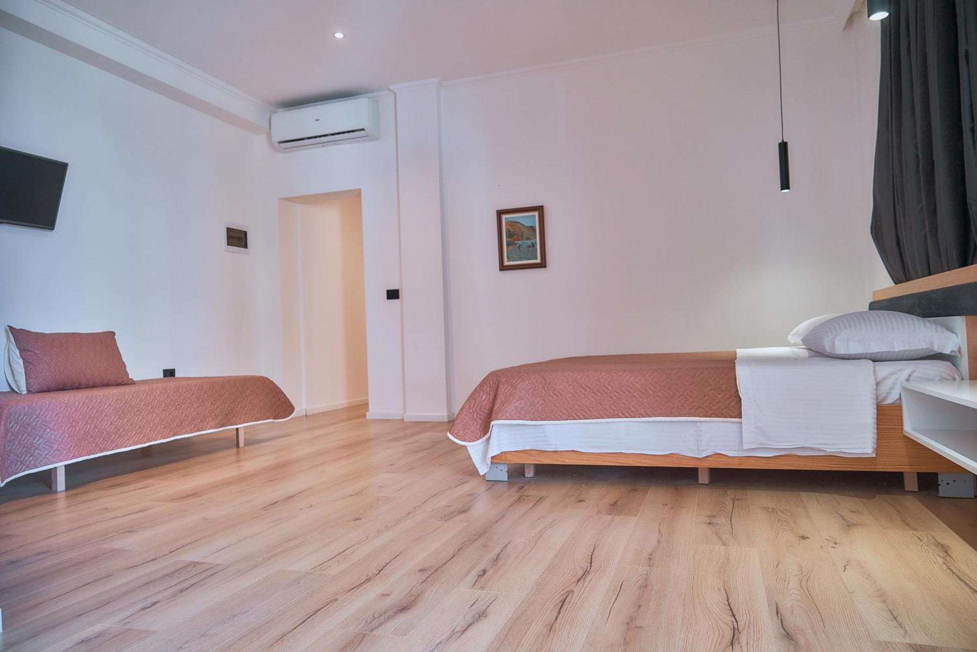 Kalpazo Inn Tirana Buitenkant foto