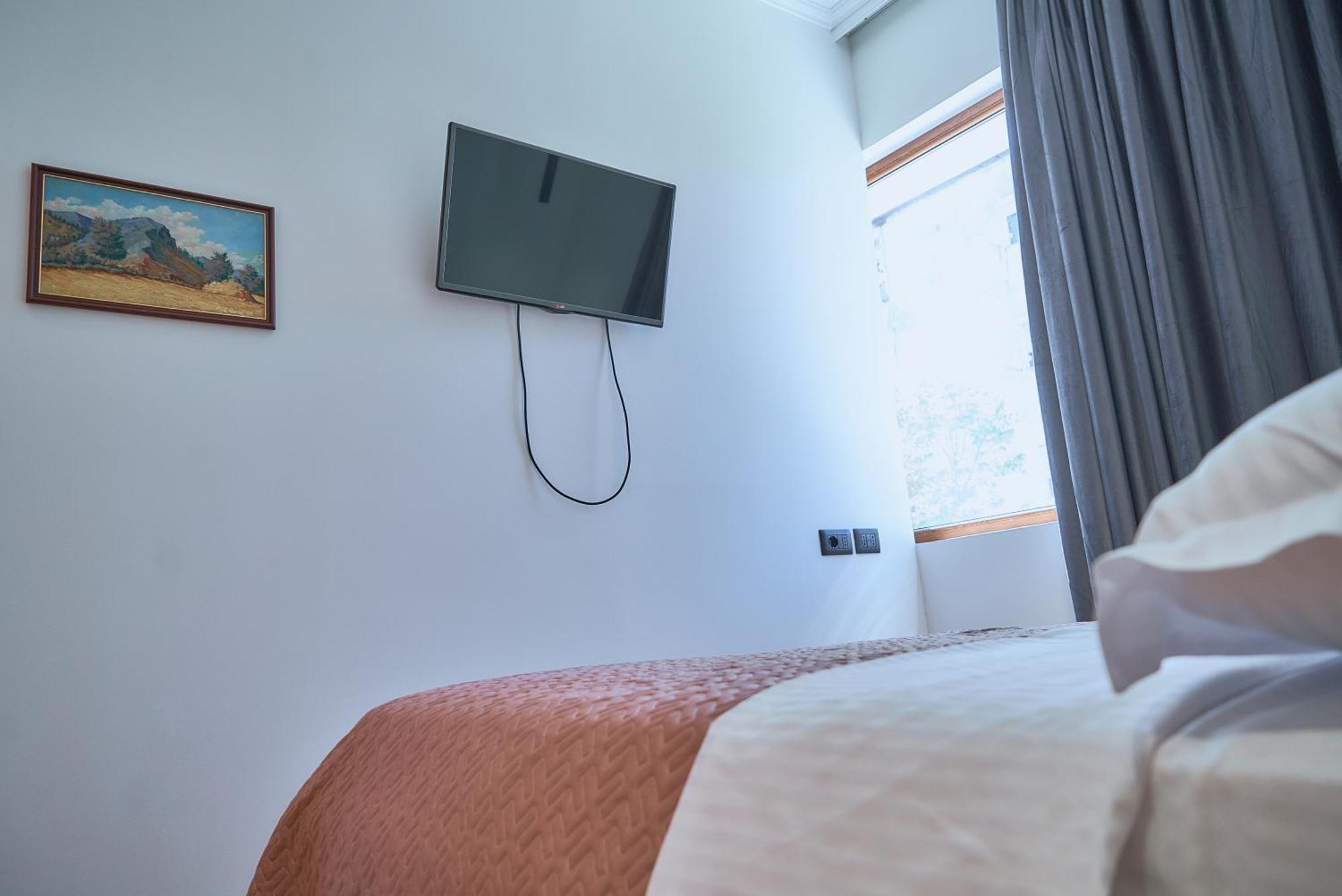 Kalpazo Inn Tirana Buitenkant foto